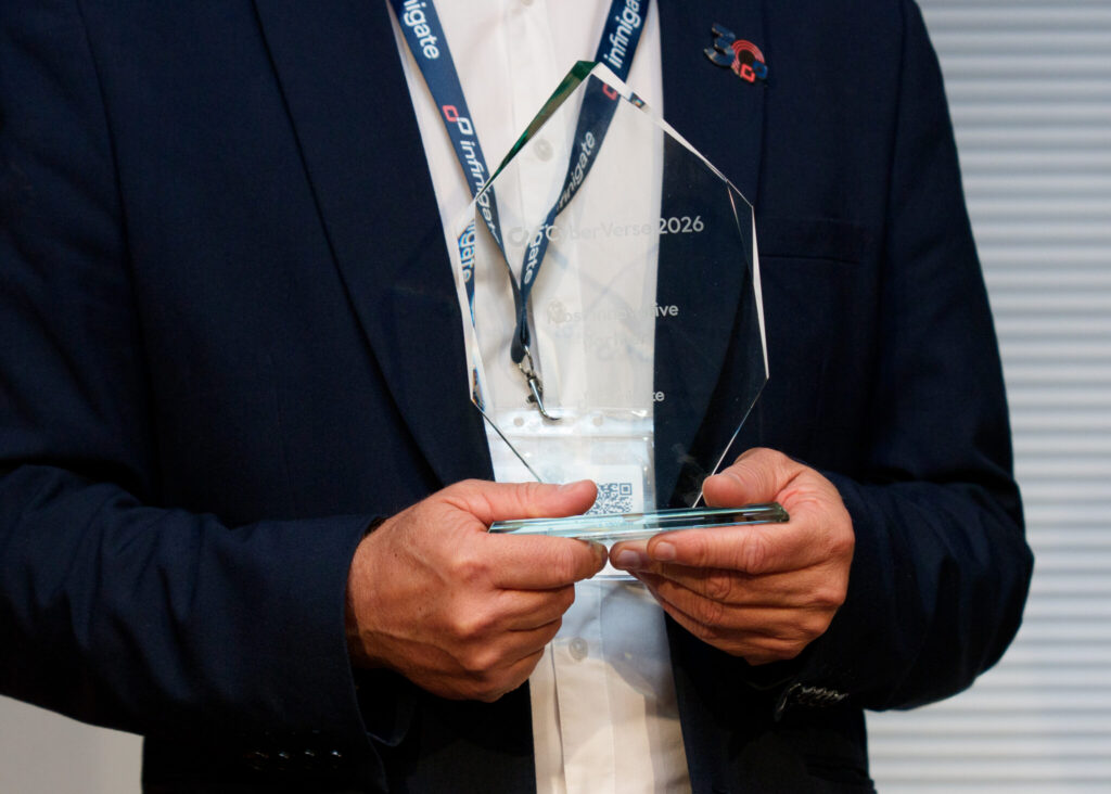 Close-up van de glazen CyberVerse Award 2026 voor Most Innovative Partner, gewonnen door ConXioN